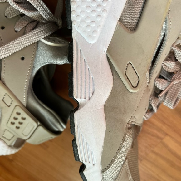 Nike - Picture 2 of 4